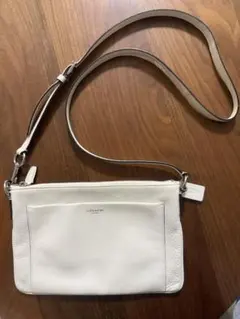 COACH ショルダーバッグ　白　コーチ　レザー　本革　シンプル