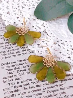 No.197 くすみグリーンフラワーピアス