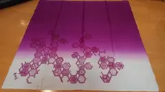 椿山荘の風呂敷 白と紫のグラデーション