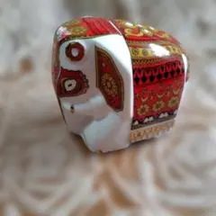 中身は空ですが、箱付きの 像の陶器