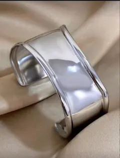 アクセサリー　バングル　シルバーカラー　ブレスレット