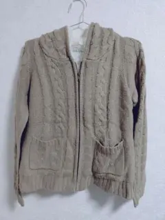 ベージュ ケーブル編み フード付きニットカーディガン