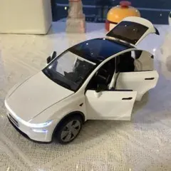テスラ　Model Y　ロボタクシー　 ミニカーのサムネイル