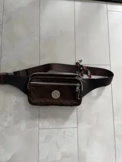 ブラウン ボディバッグ エンブレムロゴ付き