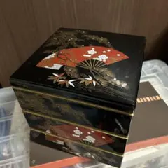 重箱 赤い扇子と金色の松模様　三段重