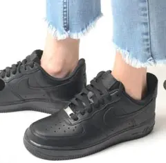 Nike AIR FORCE 1 オールブラック スニーカー 24.5㎝のサムネイル