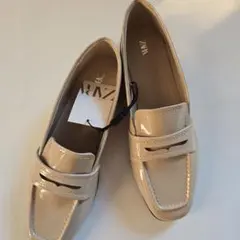 エナメルローファー