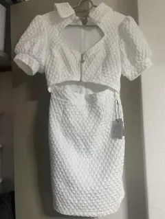 ホワイトカットアウトタイトドレス