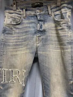 AMIRI刺繍デニムパンツ 淡いブルーのサムネイル