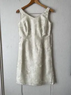 コムサデモード　アイボリー ノースリーブ Vネック ひざ丈ワンピース