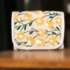 ハンドメイド3つ折りポーチ刺繍生地花柄デイジー可愛いポーチ小物入れ薬アクセサリー