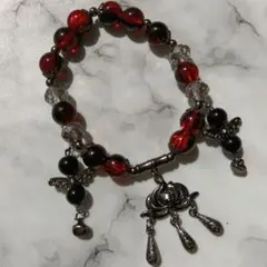 ハンドメイド 蓮の花がポイントの赤と黒のブレスレット
