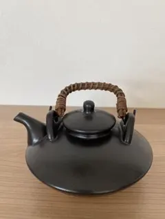 黒釉 急須 籐巻き持ち手 - メルカリ
