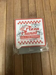 ローリーズファーム　トイストーリー　店舗限定マグネット　ピザプラネットノベルティのサムネイル