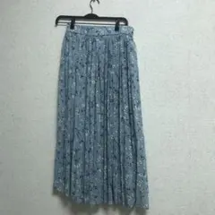 水色のプリーツ花柄ロングスカート