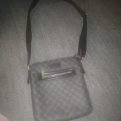 ブラックショルダーバッグ ロゴ入り