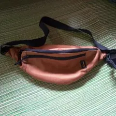 ブラウンナイロンボディバッグ