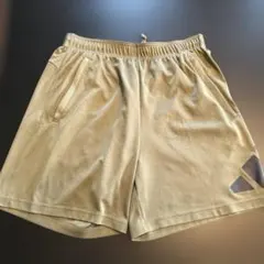 adidas カーキ系ショートパンツ