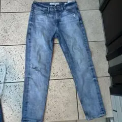 GUESSのライトブルーデニムジーンズ