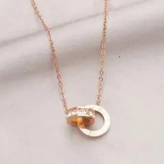 インターロッキング リング ネックレス ピンクゴールド ローマ数字 クリスタル
