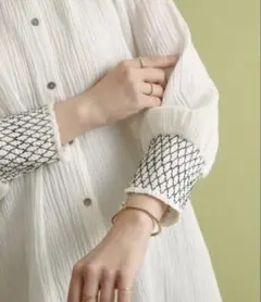【美品】Eimee Law 刺繍入り2WAY ブラウス　ボリューム袖のサムネイル
