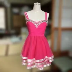 ビーズ装飾付きピンクドレス