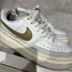 Nike スニーカー　ホワイト/ゴールド