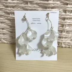 ホワイト花びらモチーフピアス　ハンドメイドピアス　結婚式などに