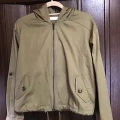フード付きパーカー(カーキ色)