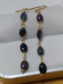 ブラックオパール、オーバル型 4珠つきピアス