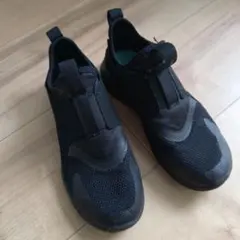 SKECHERS黒のスリッポンスニーカー