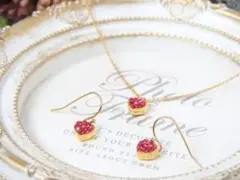 スワロスキーピアス（アレルギー対応）とネックレス（14kgf）のハートのセット