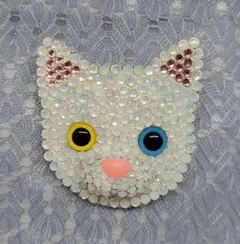 ラインストーン　ネコ(白／オッドアイ)　ブローチ