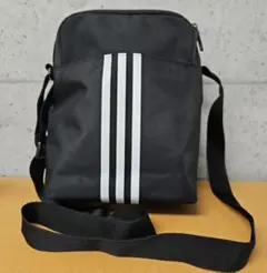 adidas ブラック ショルダーバッグ ストライプ