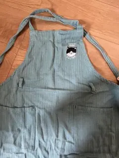 猫の刺繍付き青エプロン