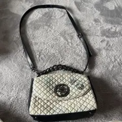 GUESS キルティングショルダーバッグ