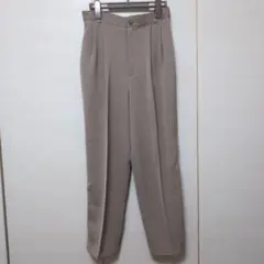 股下64 ベージュ プリーツ入り テーパードパンツ