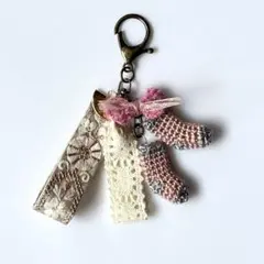 ピンクとグレーの小さな靴下とインド刺繍リボンのチャーム ハンドメイド