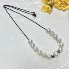 艶美しいパールビーズと輝くブラックが織りなすエレガントなネックレス