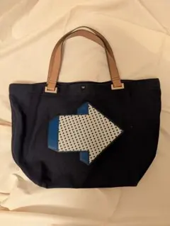 ANYA HINDMARCH トートバッグ 矢印モチーフ ネイビーのサムネイル