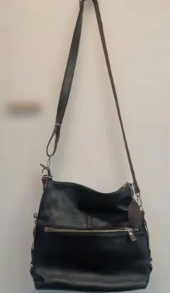 黒いレザーショルダーバッグ