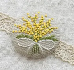 手刺繍★くるみボタンブローチ★ミモザ
