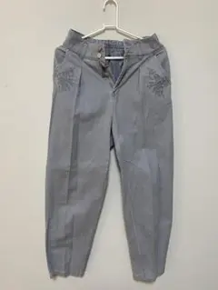 グレー デニムパンツ 花柄刺繍