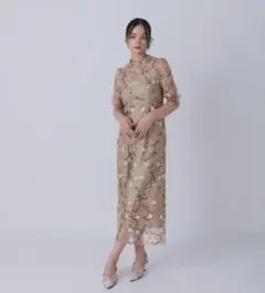 刺繍入りベージュロングドレス　結婚式ドレス