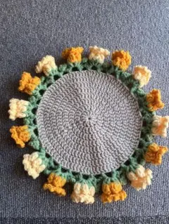 花の装飾付きかぎ針編みコースター