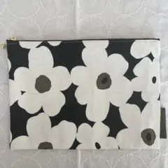 ハンドメイド　フラットポーチ　フラワー柄　ブラック　北欧　内ポケット付き