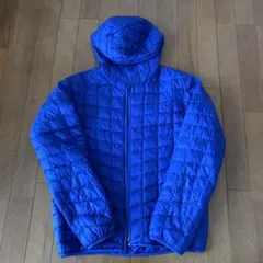ユニクロ青色フード付きダウンジャケット