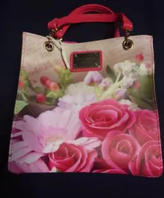 可愛くオシャレ気軽に持てる小ぶりな花柄トートバッグ