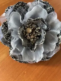 グレー 花モチーフ ブローチ　コサージュ