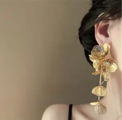 ロングピアス イヤリング　ゴールド フラワーモチーフ 花 結婚式 ブライダル